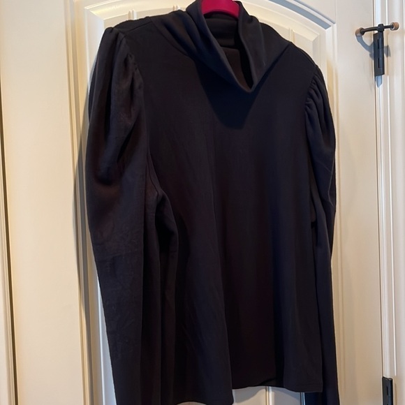 𝅺soft black turtleneck with slight puff shoulder classic
Staple size XXL - Picture 9 of 11